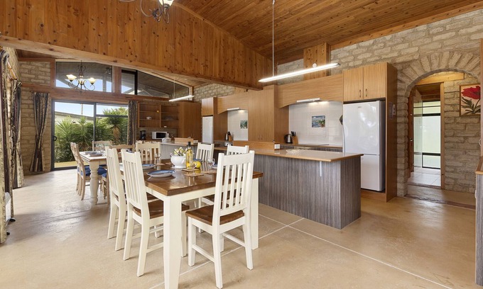 Matapouri Cabaña | Matapouri Earth Castle - Matapouri Holiday Home