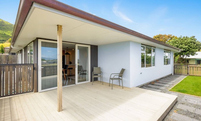 Waikanae Casa | Matenga Townhouse - Waikanae Holiday Home