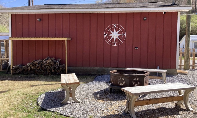Matewan Casa | Matewan Riders Retreat with Garage!