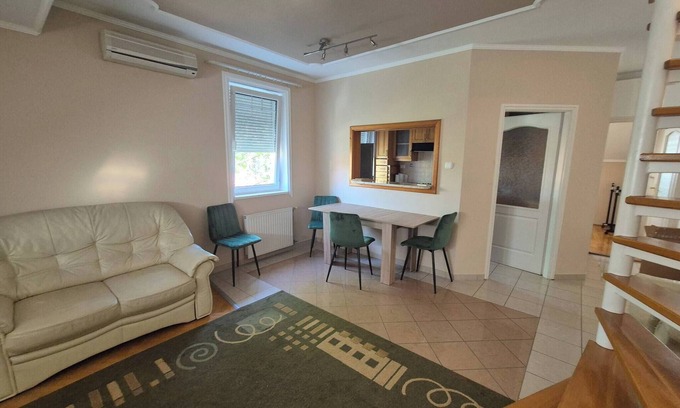 Kecskemet Apartamento | Mathias, un espacioso apartamento de 2 dormitorios con 2 baños y estacionamiento privado.