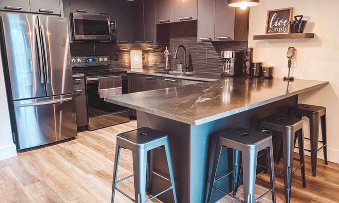 Nashville Condominio | Matte Black 2 Bedroom - Music Row - Guitar Pool - Sleeps 6
