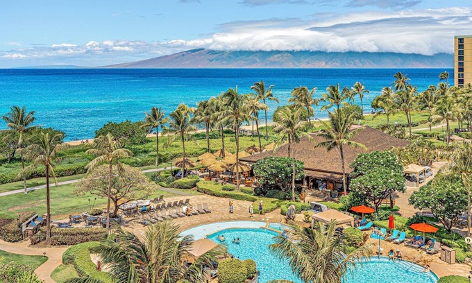 Kaanapali Condominio | Maui Resort Rentals: Hokulani 605 – Premier 6th-Floor Oceanview Penthouse | Closest 2BR Column to the Ocean!