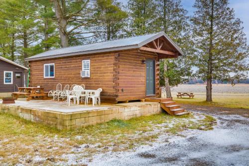 Mauston Apartamento | Mauston Studio Cabin about 15 Mi to Wisconsin Dells!