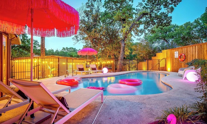 Grand Prairie Casa | Maximalist IG-Worthy Bachelorette Vibes w/Virtue, Saltwater Pool & Poolhouse