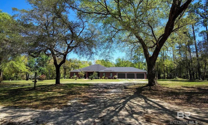 Elberta Casa | Maxinea's Hideway is a 6 Bedroom ground level home on 3 Acres in Elberta, AL