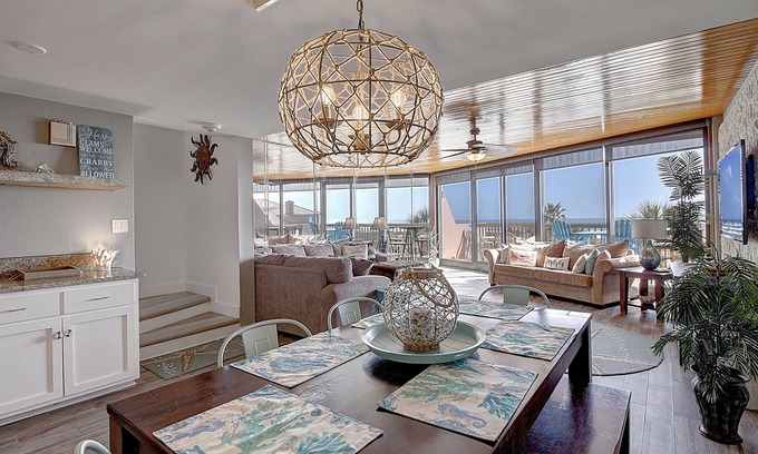 Port Aransas Condominio | Recién remodelado de dos dormitorios de dos niveles con vista panorámica al mar