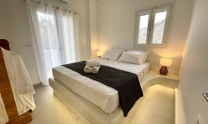 Kamari Apartamento | Mayema Cycladic House w Village and Black beach View Santorini