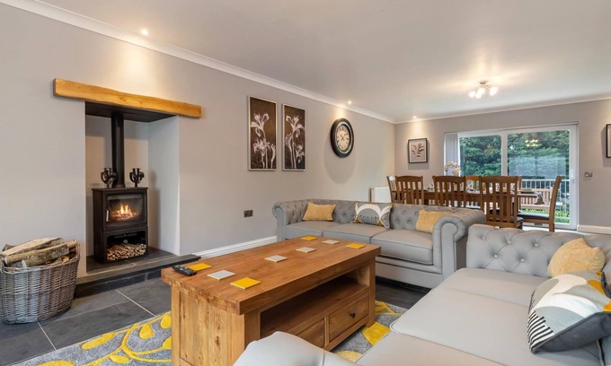 Kilgetty Casa | Maynor - Large Luxury House, Log Burner, Central Location