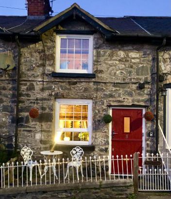 Llanrhaeadr-ym-Mochnant Casa | Maytree Cottage. Compact home in Mid Wales.