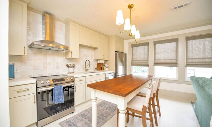 Burlington Apartamento | McCauley House C | Relax in Luxurious Finishes