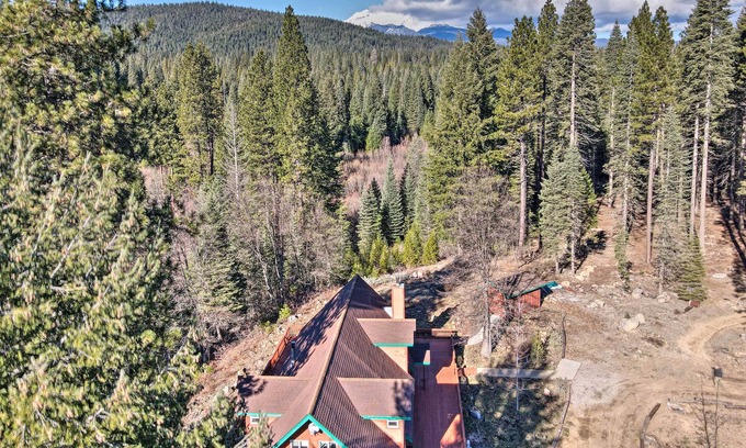 McCloud Cabina | McCloud Cabin w/ 3.5 Miles of Private Hiking!