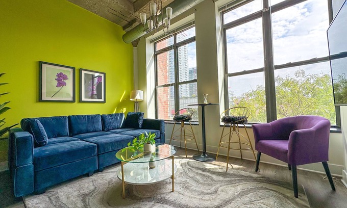Near South Side Apartamento | McCormick 2B/2Ba for up to 8 guests with Optional Parking