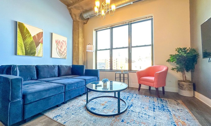 Near South Side Apartamento | McCormick 2B/2Ba for up to 8 guests with Skyline view and Optional parking