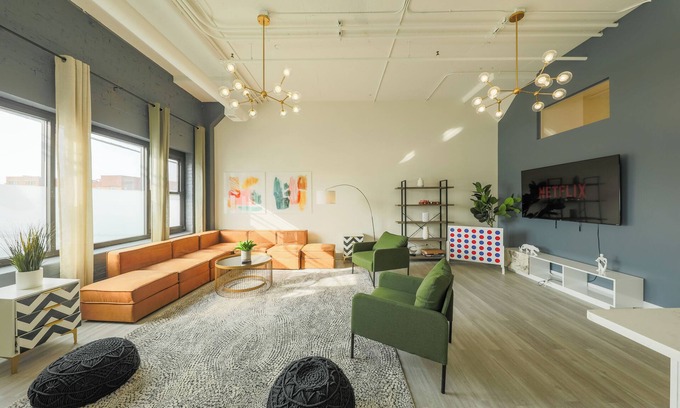 Near South Side Apartamento | McCormick 6B/4Ba Luxury Suite for groups of up to 12 guests w/ optional parking
