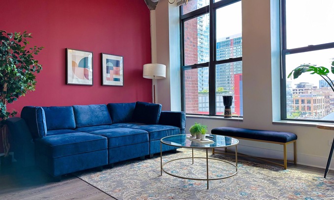 Near South Side Apartamento | McCormick Place 2b/2b family unit with optional parking for up to 8 guests