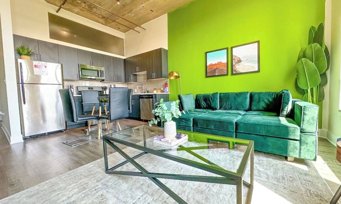 Near South Side Apartamento | McCormick Place 2b/2b family unit with optional parking for up to 8 guests
