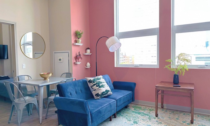 Near South Side Apartamento | McCormick Place 2br/2ba with Optional Parking/Patio/Gym/sleeps 6