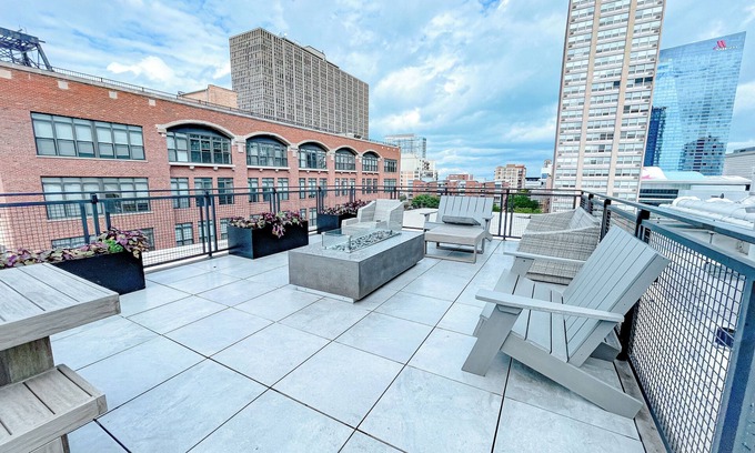 Near South Side Apartamento | McCormick Place 2br/2ba with optional parking that sleeps 6