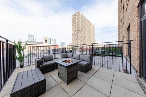 Near South Side Apartamento | McCormick Place 2BR Suite with Patio, Skyline View and Optional Parking Sleeps 6 Near Soldier Field and Grant Park