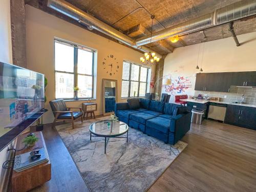 Near South Side Apartamento | McCormick Place 3BR Luxury Penthouse Duplex with Personal Rooftop and Optional Parking for 8 guests in Chicago South Loop