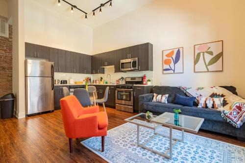 Near South Side Apartamento | McCormick Place 420 Friendly 3BR in Downtown Chicago with Optional Parking Sleeps 8 Guests Near Soldier Field, Grant Park and Lakefront Trail