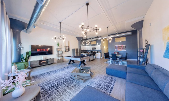 Near South Side Apartamento | McCormick Place Luxurious 5 bed/3 bath HUGE Suite for groups/up to 12 guests