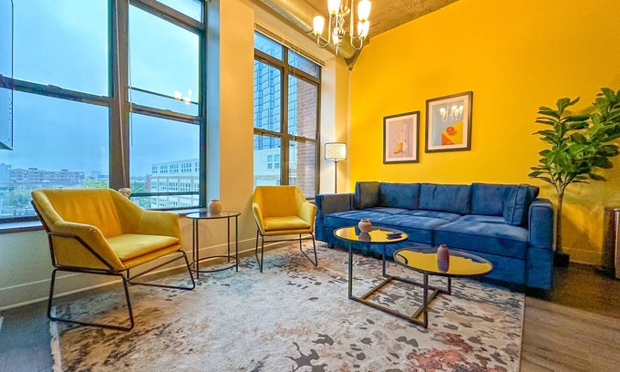 Near South Side Apartamento | McCormick Place Skyline view Secret Oasis sleeps 8