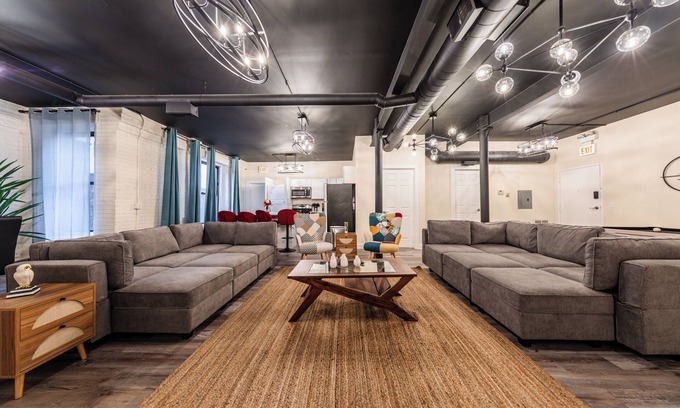 Near South Side Apartamento | McCormick Place with 5 beds/Pool table/Optional Parking/Sleeps 10