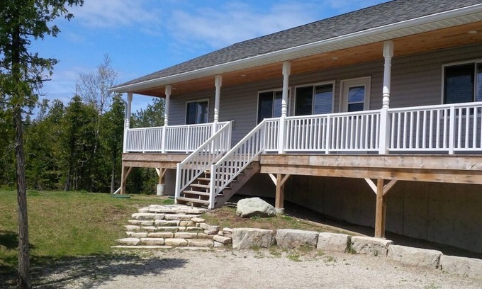 Miller Lake Cabina | Pet-Friendly Retreat Near Lake Huron – Budget-Friendly!