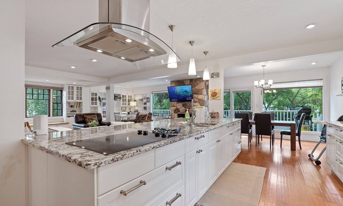 Southwest Edmonton Casa | McKernan - Ultimate Luxury Escape with A/C + BBQ