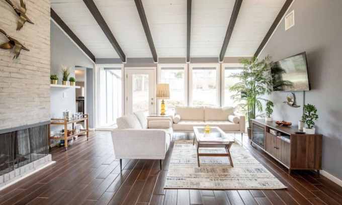 Prairie Village Casa | MCM inspired Cozy and Quiet 3 BR in Prairie Village - Pet Friendly