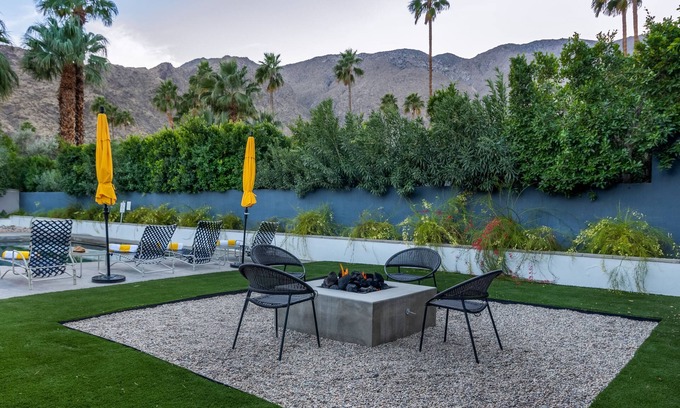 Vista Las Palmas Casa | MCM with stunning mountain view in upscale neighborhood