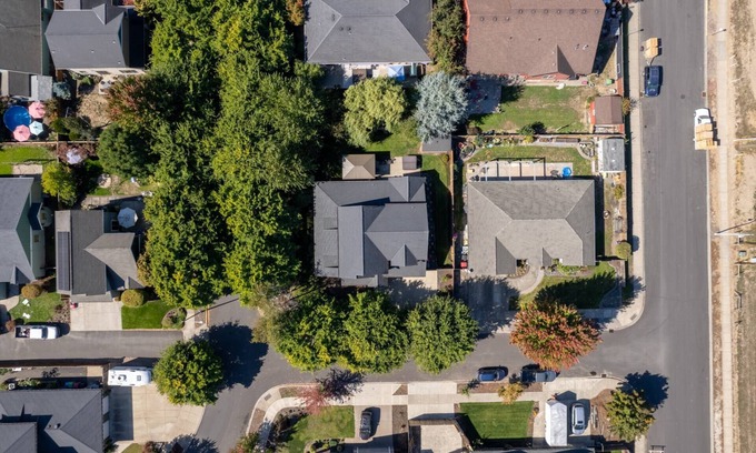 McMinnville Casa | McMinnvile Suburban Oasis, Pet Friendly, Hot Tub, Epic Covered Patio, 1.5 Miles 2 Museum & Waterpark