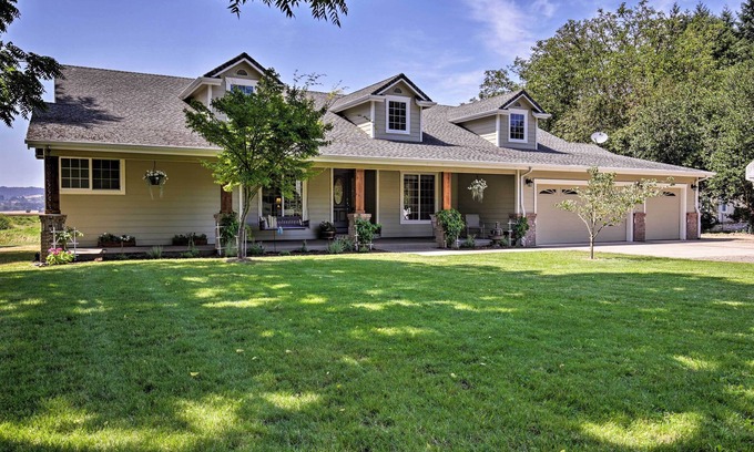 McMinnville Casa | ¡NUEVO! McMinnville Wine Country Home w / Hot Tub + Deck