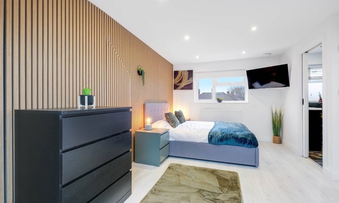 Hillingdon Casa | MDPS HA4 Bedford Rd 110 - 6 Bedroom and 4 Bath Bedford House + Private Garden