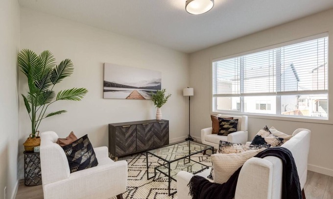 Cochrane Apartamento | "Meadow" 3 Bdrm Upper Suite w/Bunkbeds!