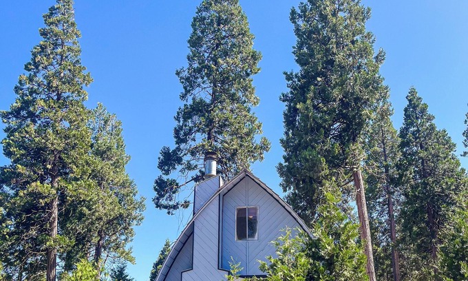 Auberry Cabina | Meadow Lakes A-Frame Cottage between Yosemite & Kings Canyon NPs Gourmet Kitchen