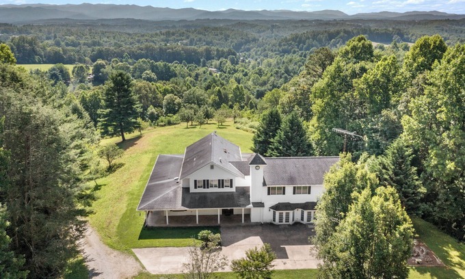 Marshall Casa | Meadow Point by AvantStay | Huge Blue Ridge Estate