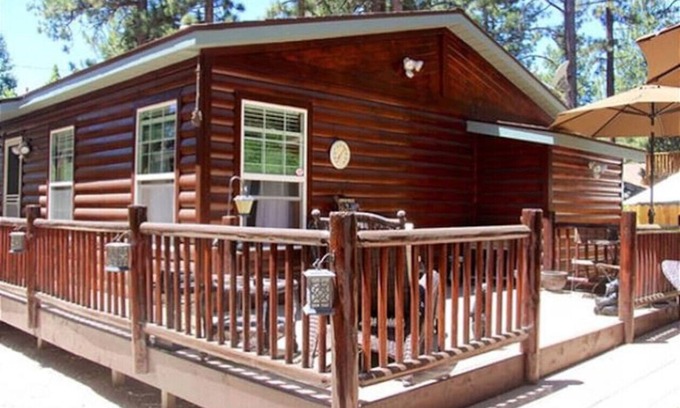 Peter Pan Casa | Retiro de pradera: cabaña impecable de estilo de registro con spa al aire libre.