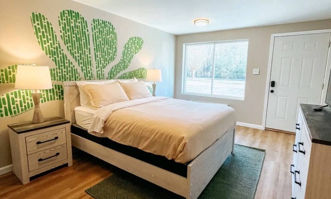 Townsend Hotel | Meadow Room at The Trailblazer Unit 4