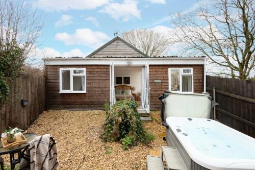 Blandford Saint Mary Casa | Meadow - Woodland Cottage with Private Hot Tub