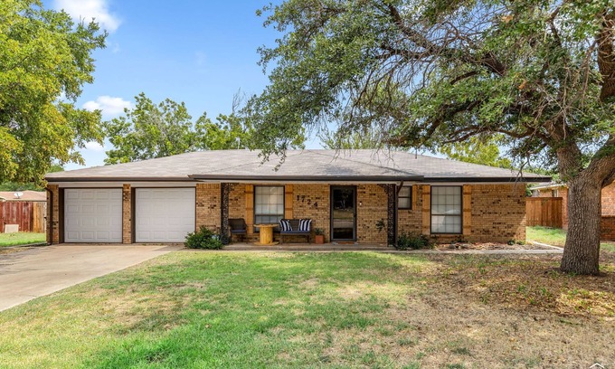 Wichita Falls Casa | Meadowcliff Retreat! Charming 3-bedroom house in Wichita Falls with AC, WiFi