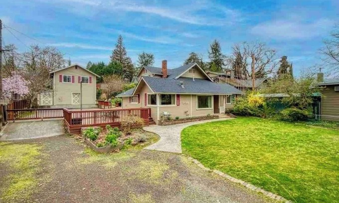 Medford Casa | Medford Home and 2 Condos with Pool