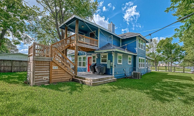 Riverside Terrace Casa | Medical Center 2-Bedroom Upstairs Unit & Fully Fenced in Yard