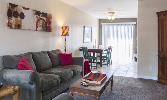 Visalia Apartamento | Atractivo, cómodo, conveniente a Internet, servicio de TV, utilidades incluidas