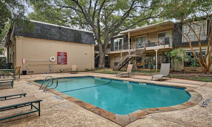 Dallas Apartamento | Medical Traveler’s Retreat with Pool Mins to Hospitals, Airport, Uptown