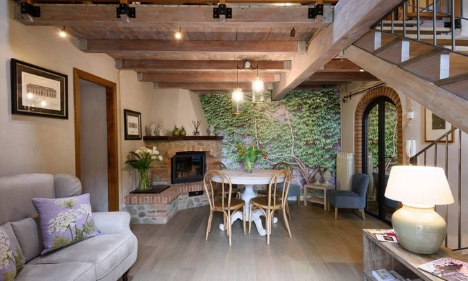 Castiglion Fiorentino Apartamento | Delicia medieval Balcón, vigas rústicas y chimenea de ladrillo con comodidades modernas