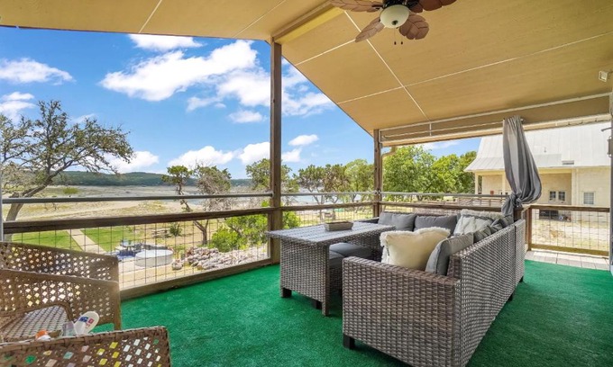 Lakehills Casa | Medina Lakefront Bungalow- Spacious Amazing Views