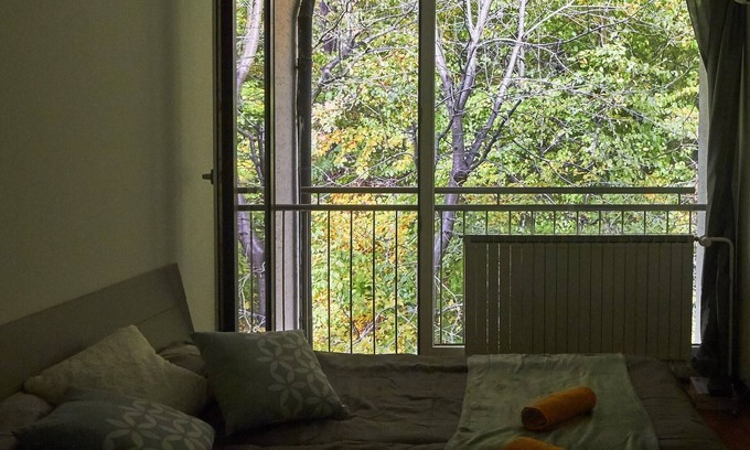 Ljubljana Cama Y Desayuno | Habitación meditativa con vista al bosque.