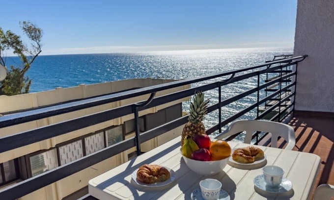 Marbella Seafront Promenade Apartamento | Mediterraneo 6-9: Encantador estudio frente al mar con impresionantes vistas.